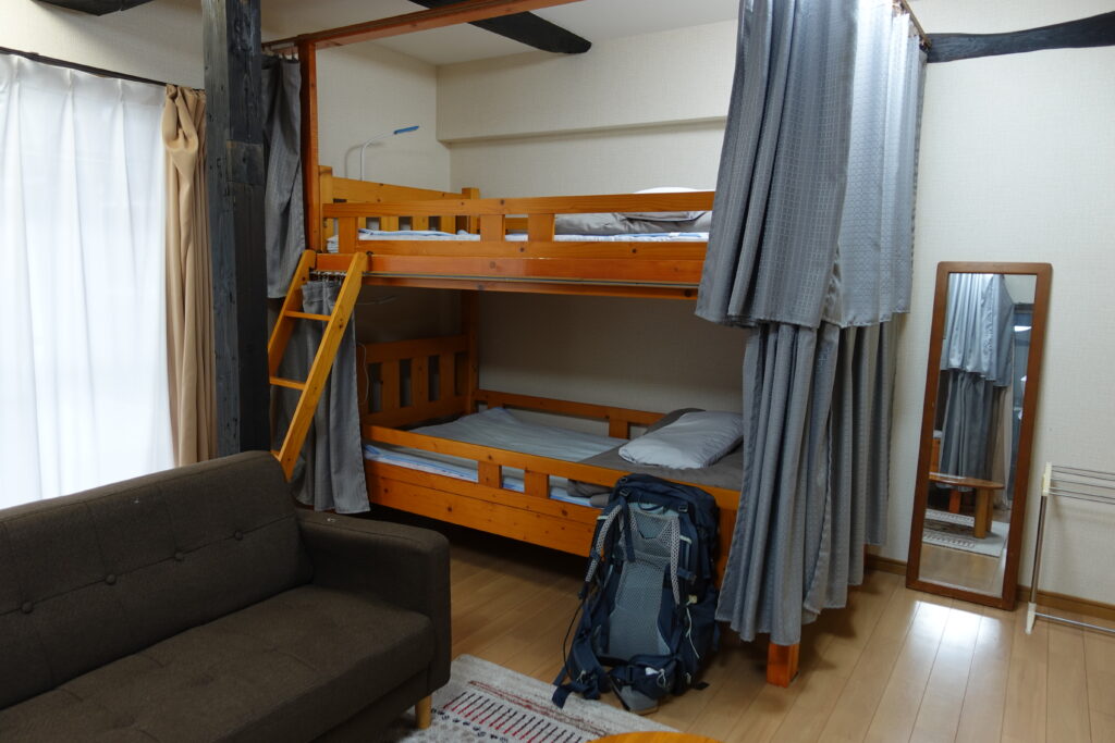 本日の寝床。２段ベッドの下