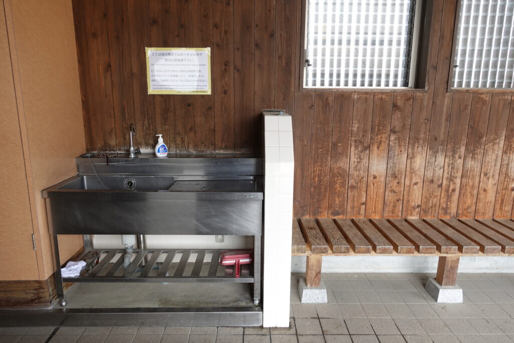 トイレ併設の休憩所には洗い場も完備