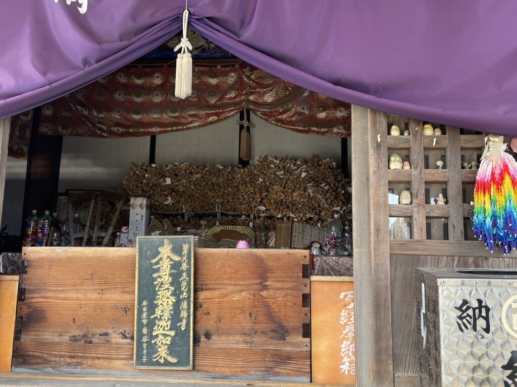 法輪寺の本堂。涅槃像の周りにはミニわらじの山