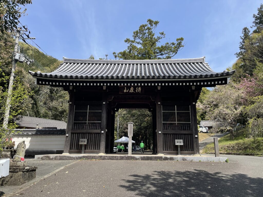 10番札所・切幡寺の山門