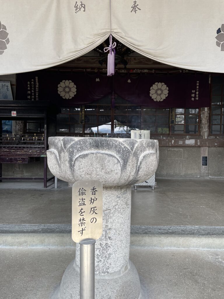 香炉の灰を盗むなという看板