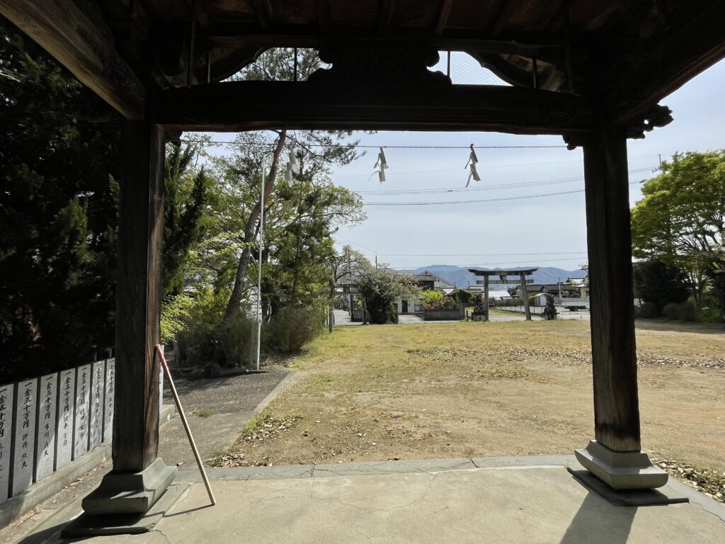 八幡宮の日陰を借りて休憩