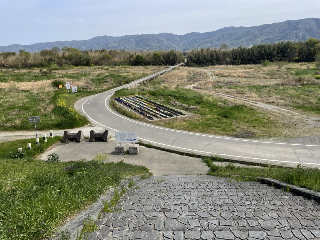堤防の上からの景色。川はどこ？