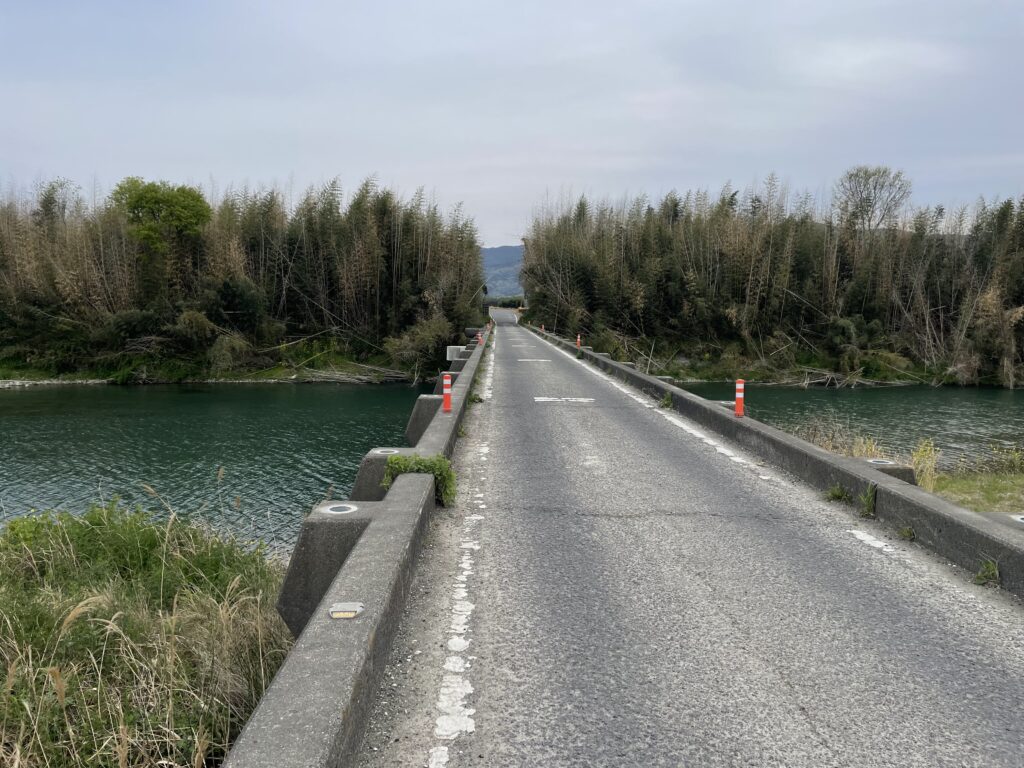 善入寺島へ渡る潜水橋