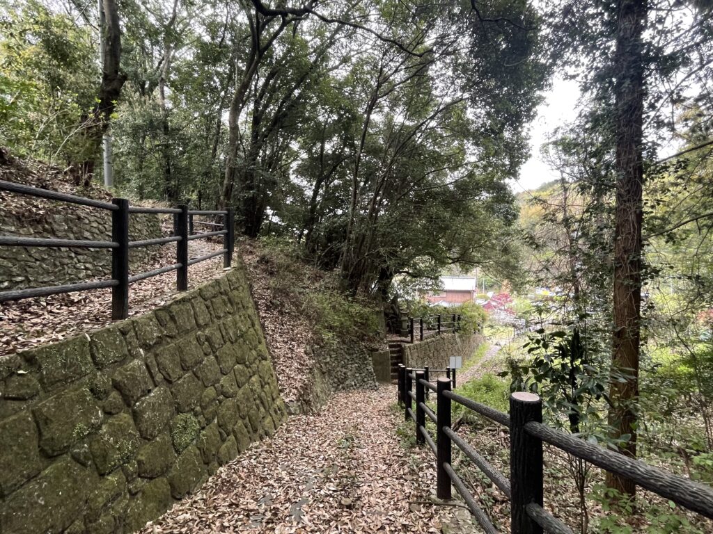 ちょっとだけ山道があった