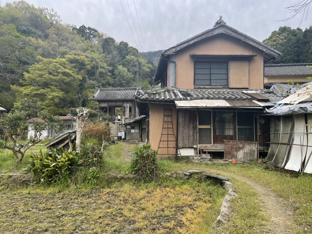 民家の軒先を通って藤井寺の山門へ