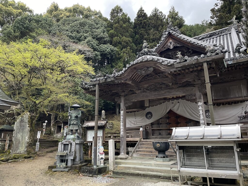 藤井寺の本堂と、その奥に見える焼山寺道の入口