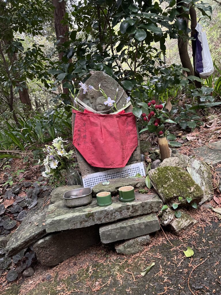 道端のお地蔵さまも傾いている