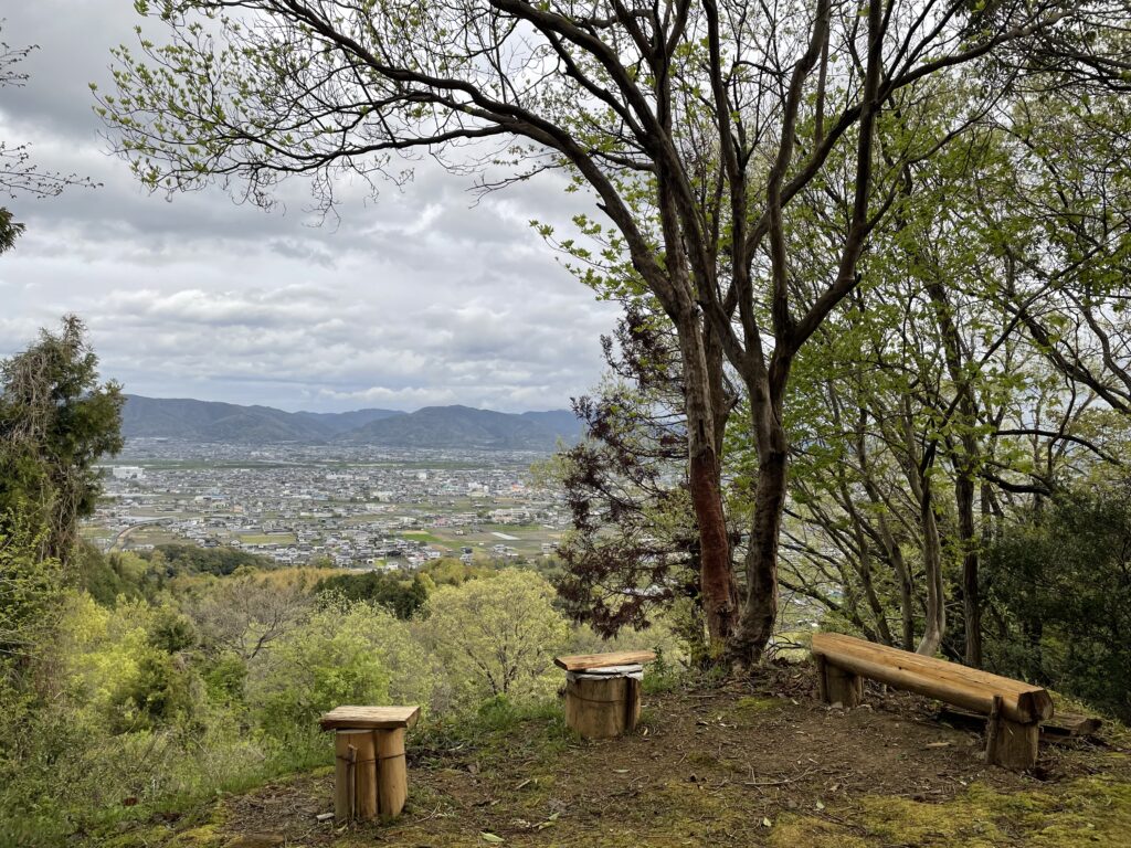 休憩所のベンチと眺望