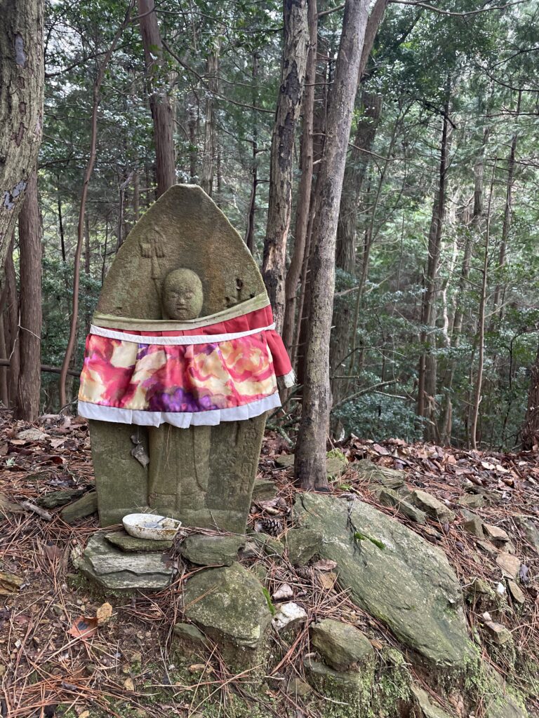 モダンな前掛けのお地蔵さま