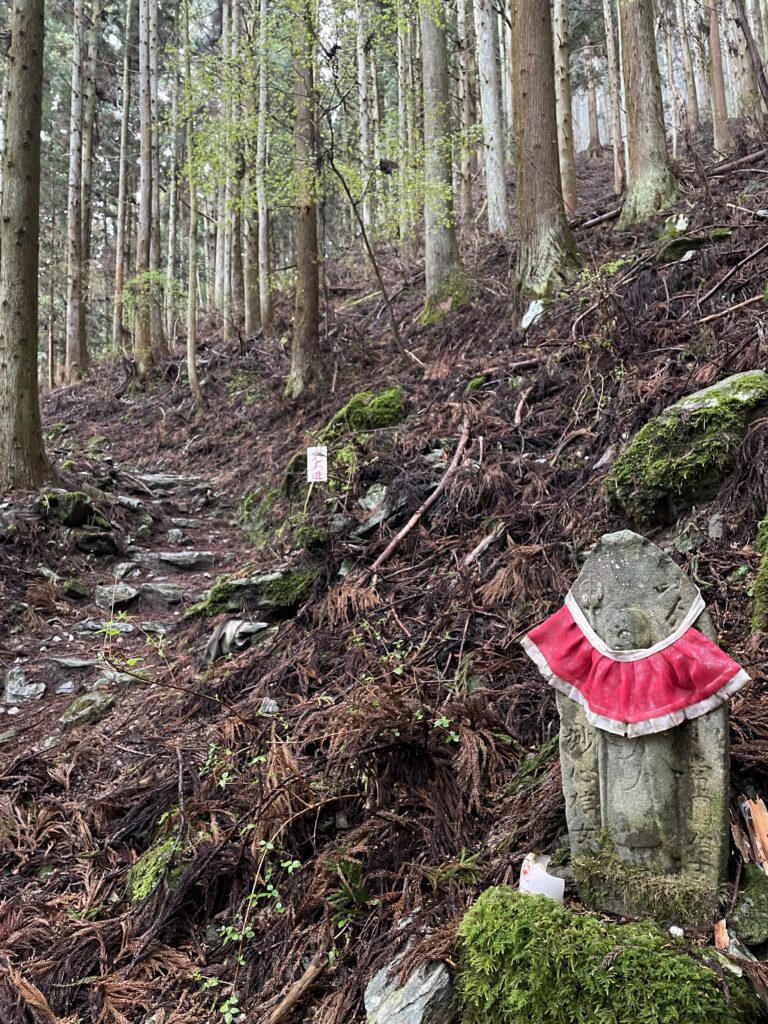 急斜面に立つお地蔵さま