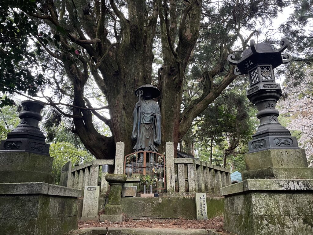 「左右内の大杉」を背にした弘法大師像（浄蓮庵）