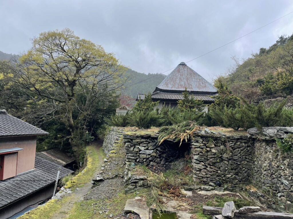 背丈を越えるほどの石積