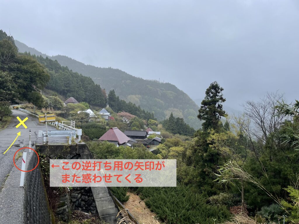 左側の里山の景色
