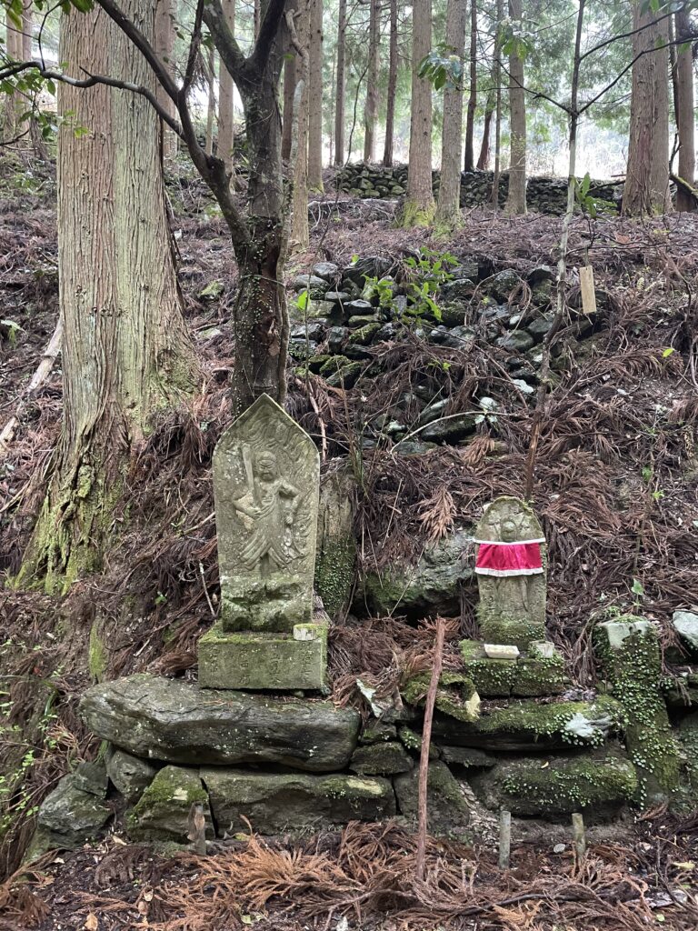 橋の袂に立っていた不動明王とお地蔵さま