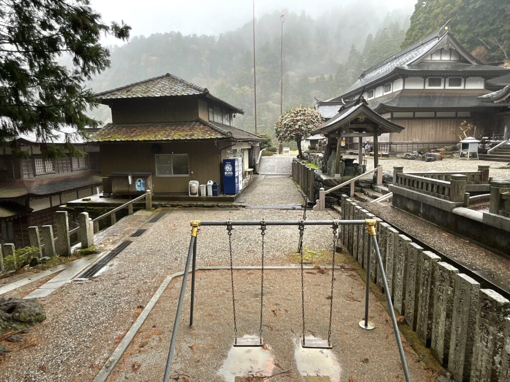 境内の遠景。ブランコがあった