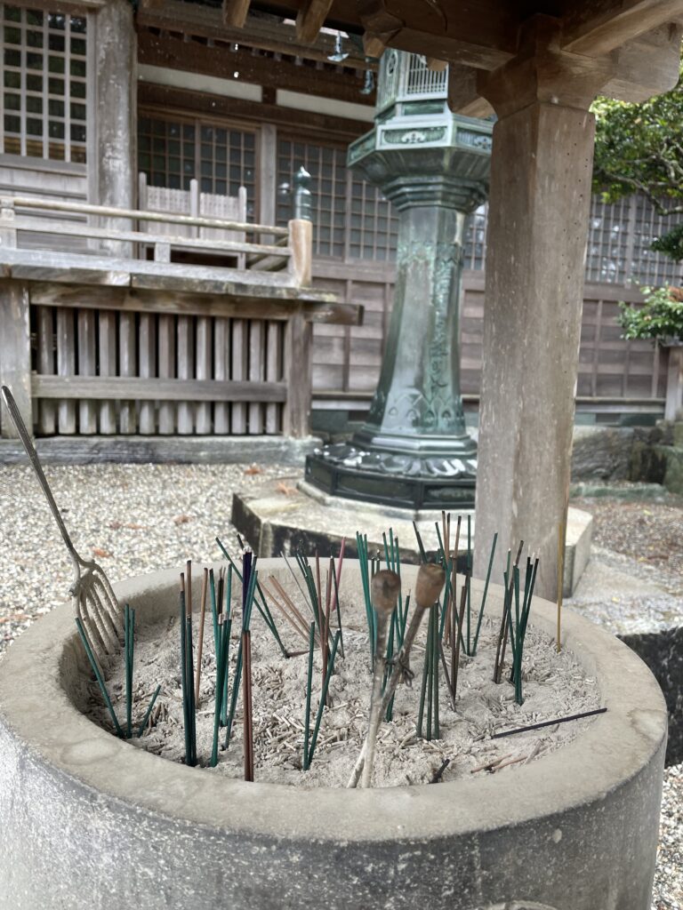 お線香でいっぱいの香炉