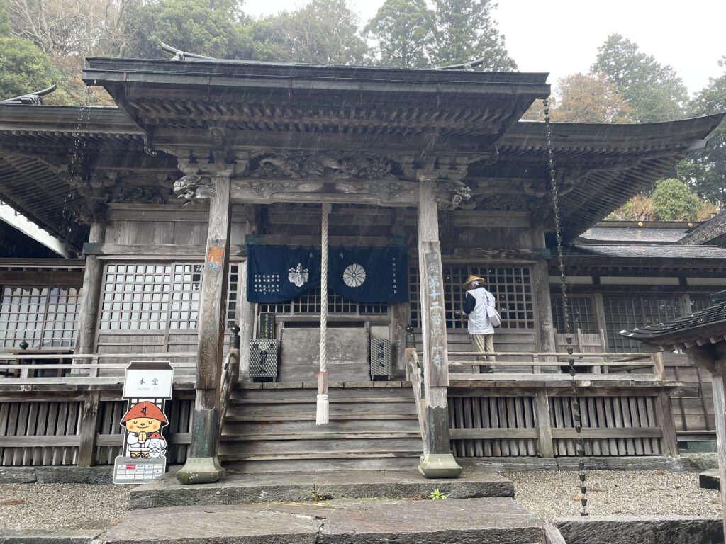 焼山寺の本堂。雨のピーク