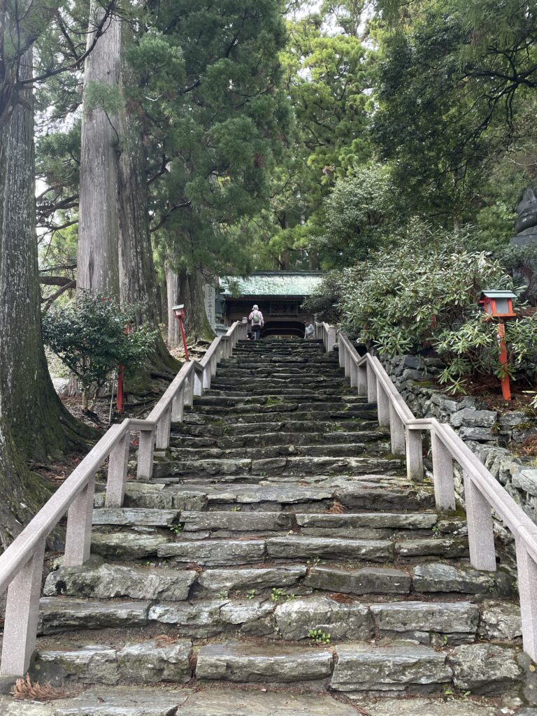 山門に続く石段