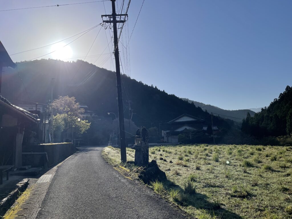 快晴のもと、鍋岩集落を歩く