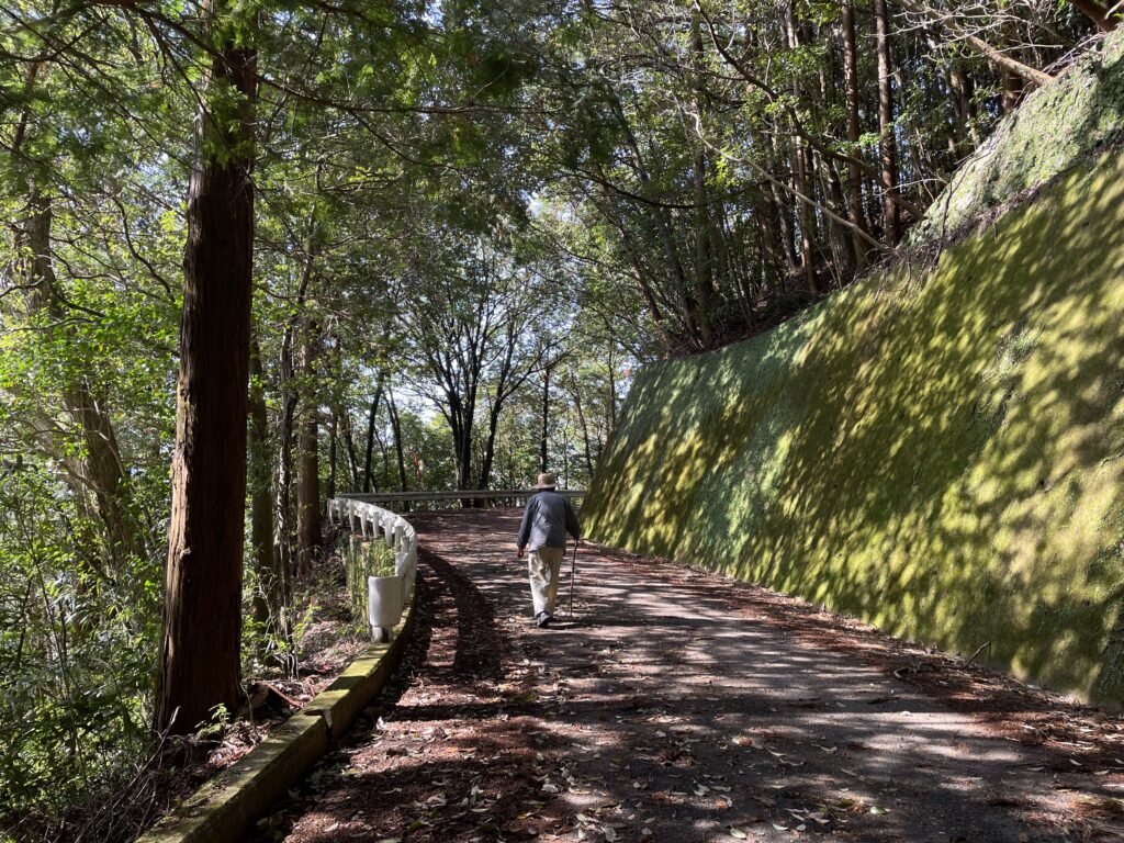 道を教えてくれたおじいちゃんを見送る