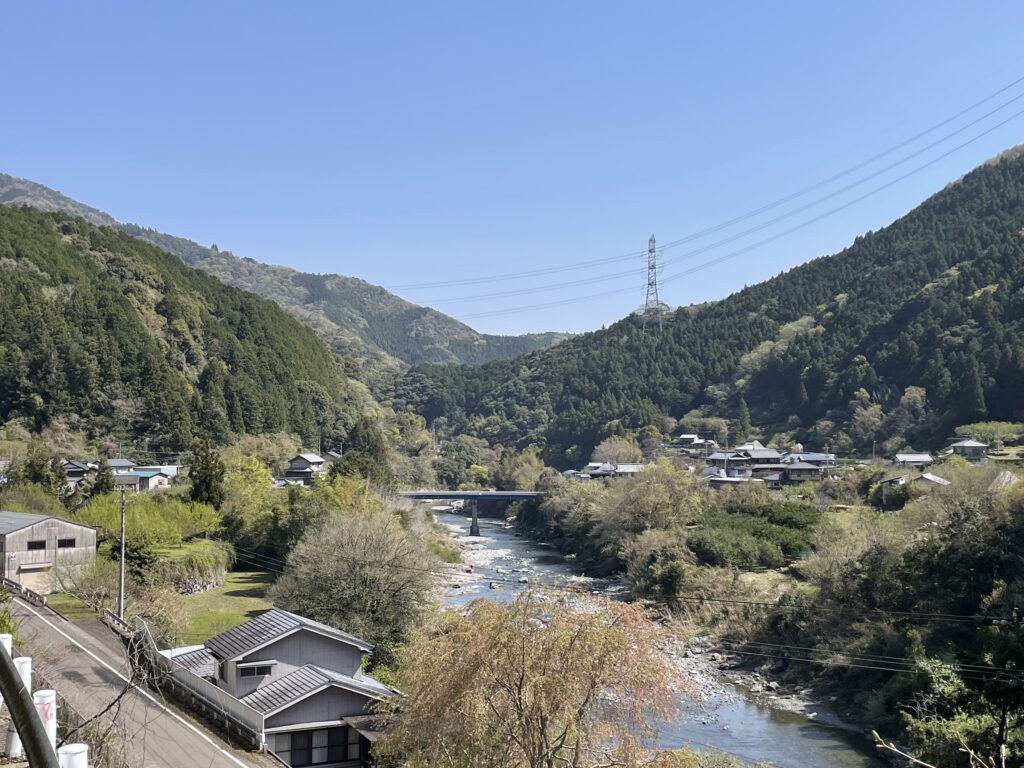 川沿いを走る県道20号線に合流