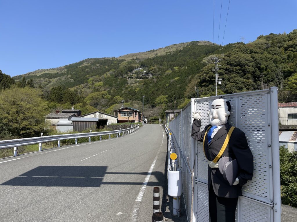 阿川集落の入口に立つお巡りさん（かかし）