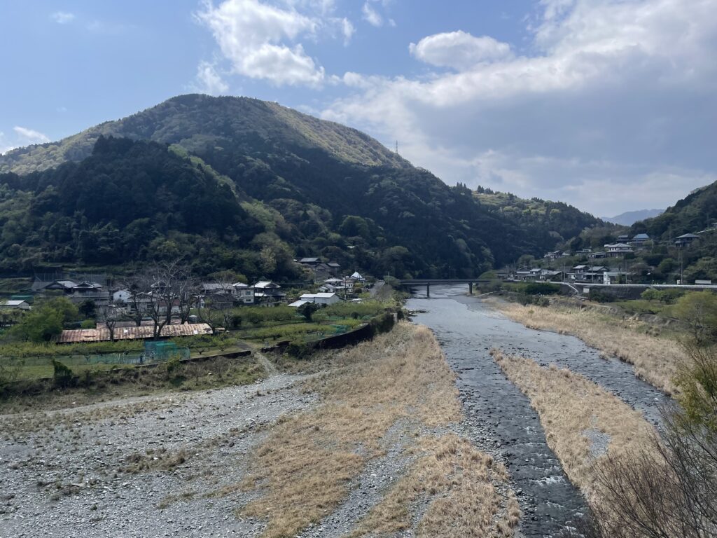 鮎喰川の両岸に家々が建ち並ぶ