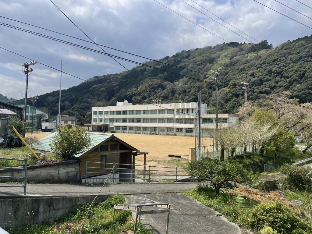 広野小学校と公衆トイレ