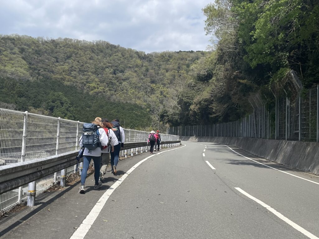 前を歩く海外お遍路さんたち