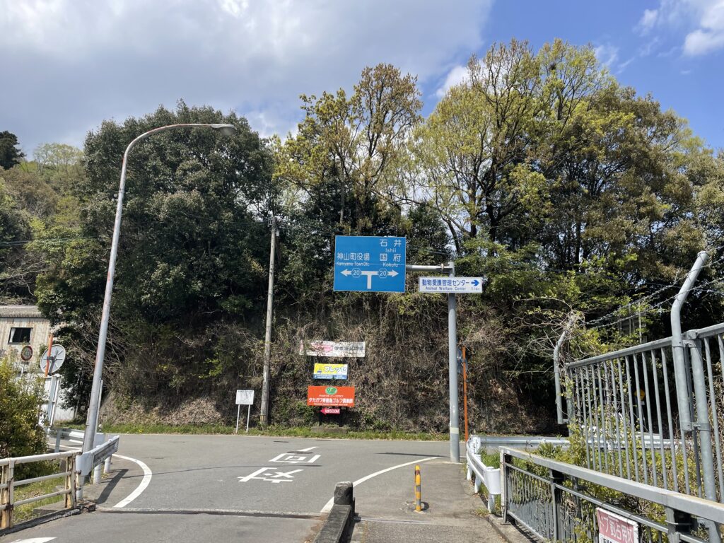 橋を渡って石井方面（右）へ