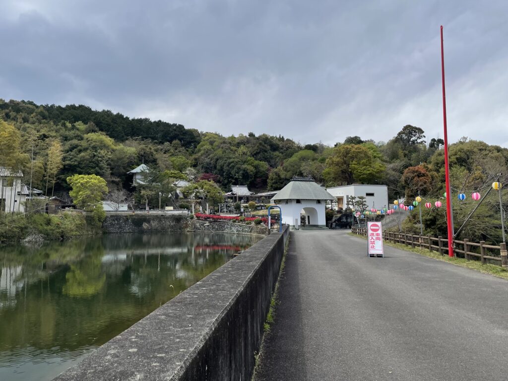 ため池の横を通って童学寺へ