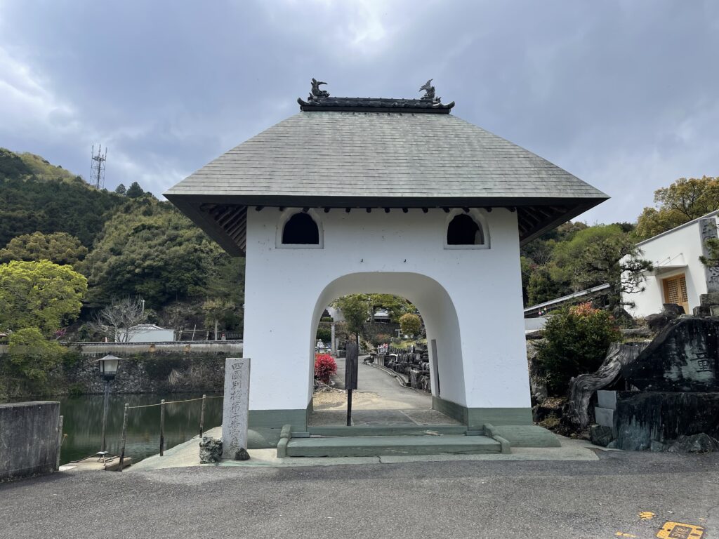 別格２番霊場・童学寺の山門