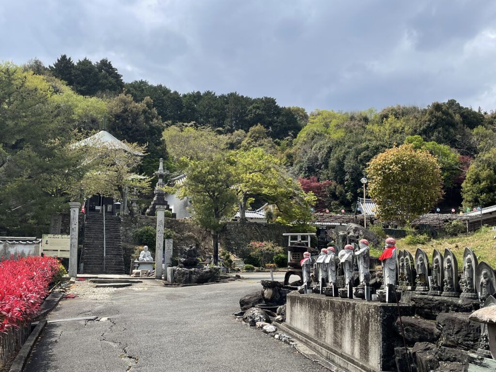 お地蔵さまの前を通ってお堂へ