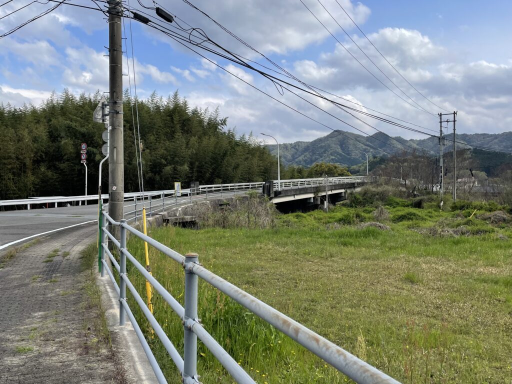 右折して入田春日橋を渡る