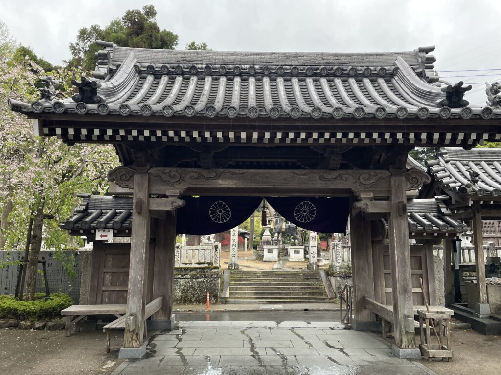 山門を境内側から撮ったところ。向こうに一宮神社の門が見える