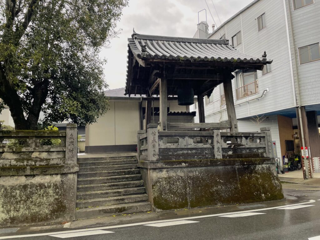 境内の端っこに鐘撞堂があった