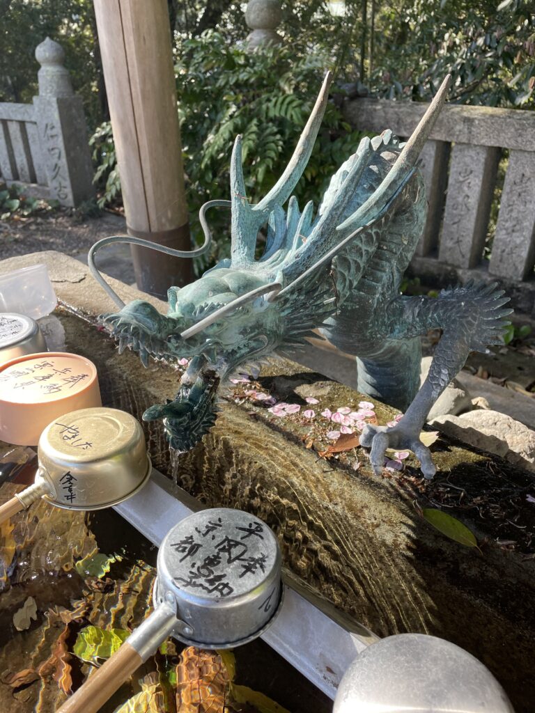 御手水に「やましたさん」が奉納した柄杓