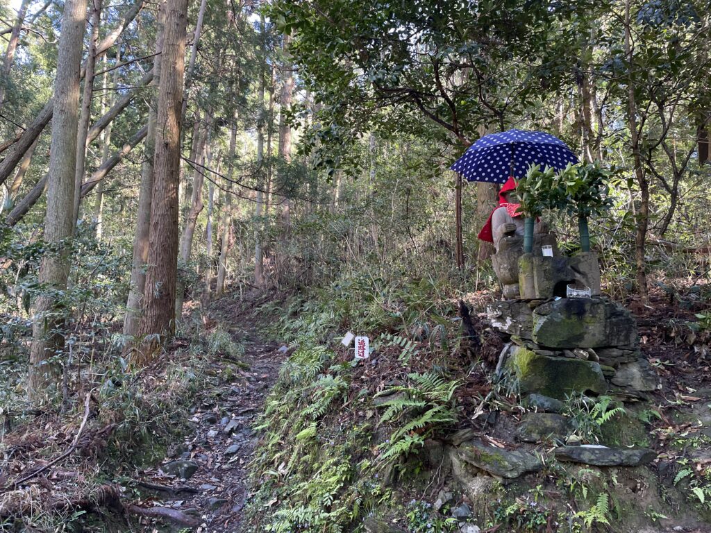地蔵越遍路道にて、傘を差したお地蔵さま