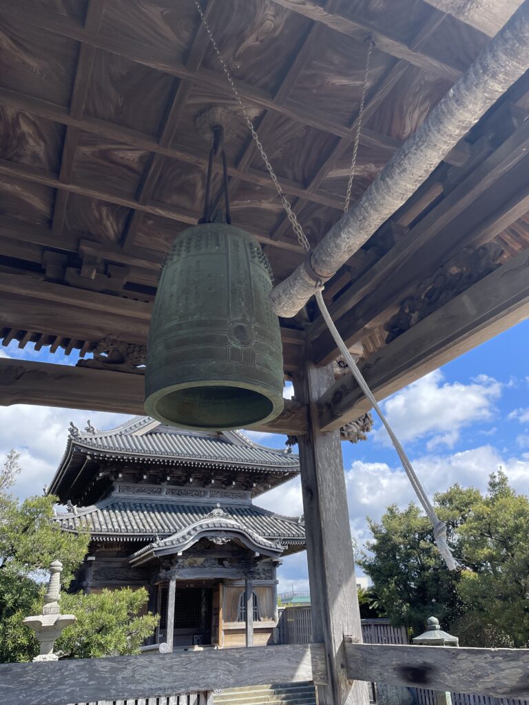 鐘撞堂から本堂を望む