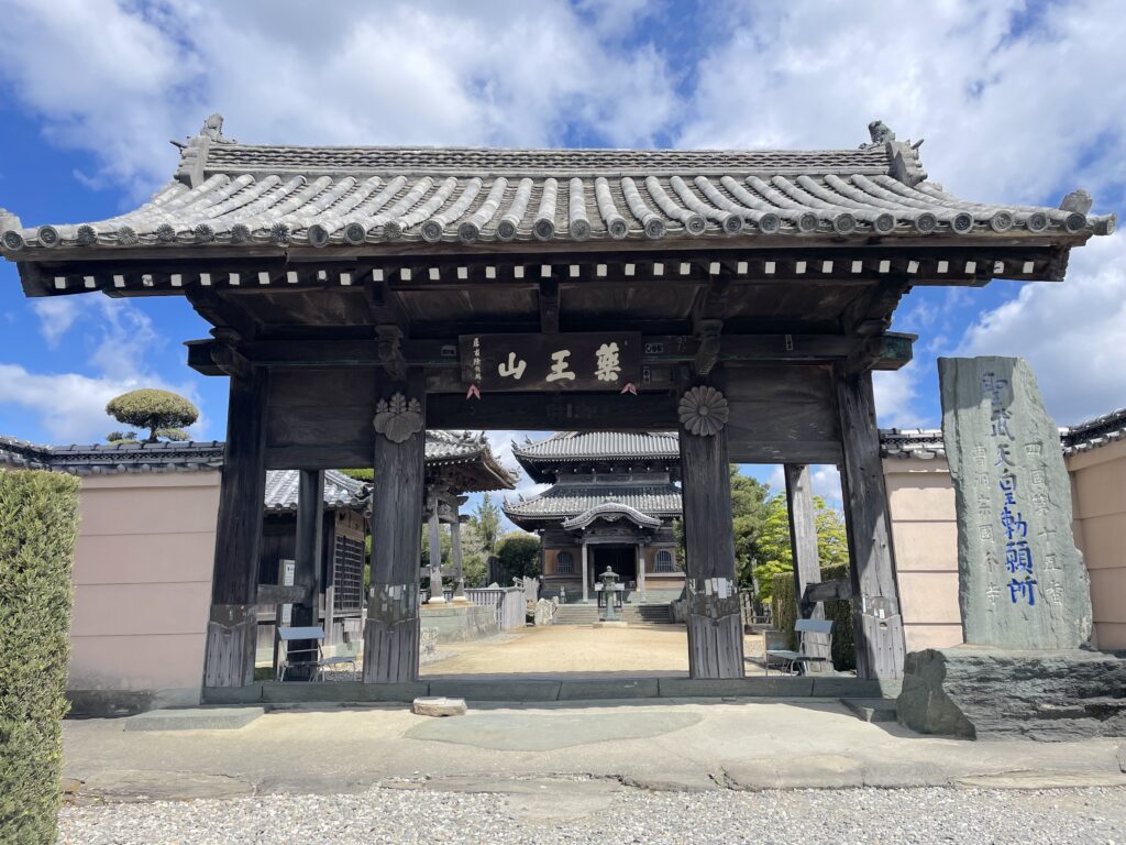 15番札所・国分寺の山門