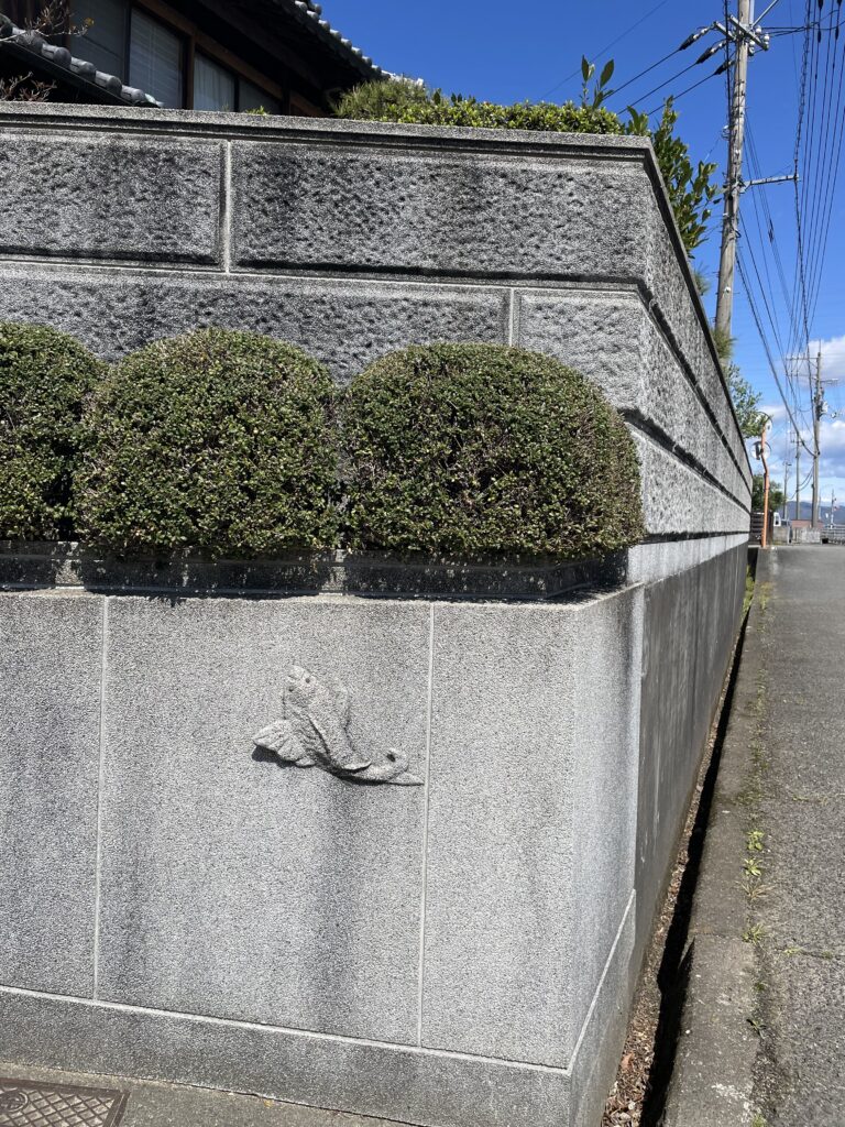 塀に魚の刻印があった
