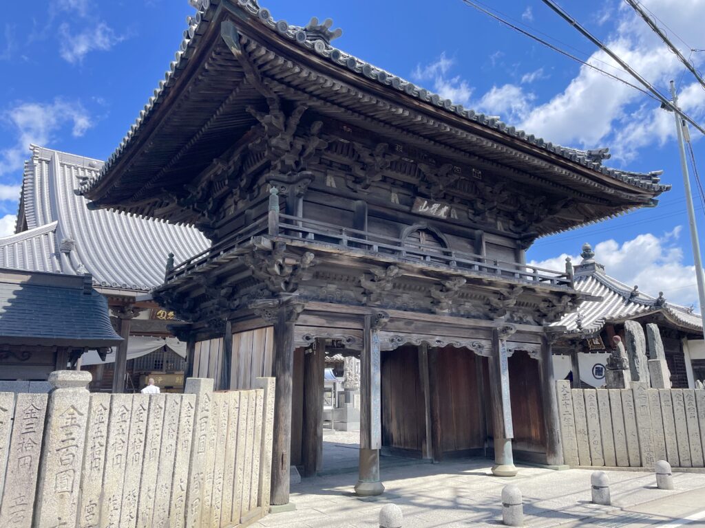 第16番札所・観音寺の山門