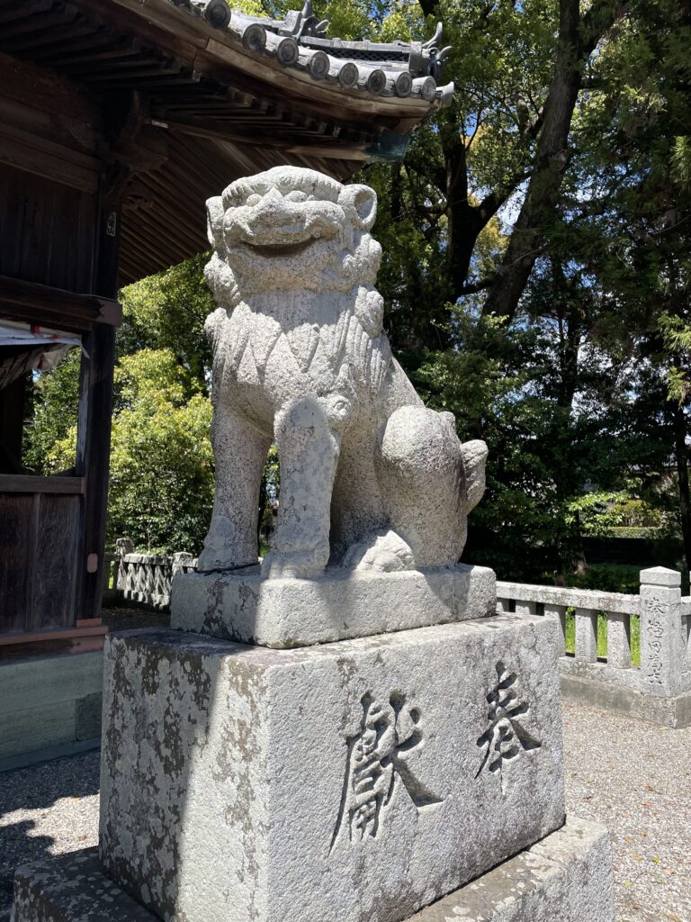笑っているみたいな狛犬