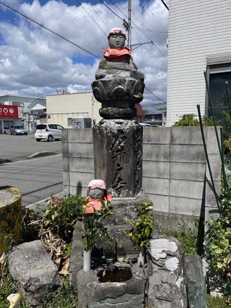 「右、井戸寺」と台座に刻まれたお地蔵さま