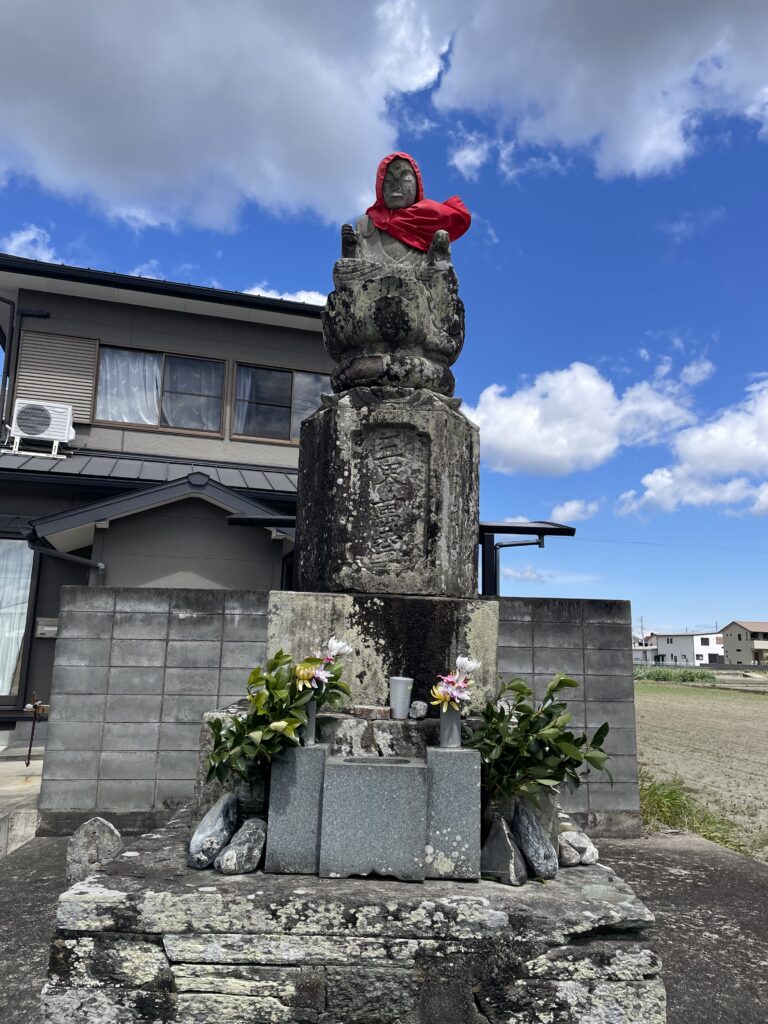 お地蔵さまの前掛けが風にはためいている