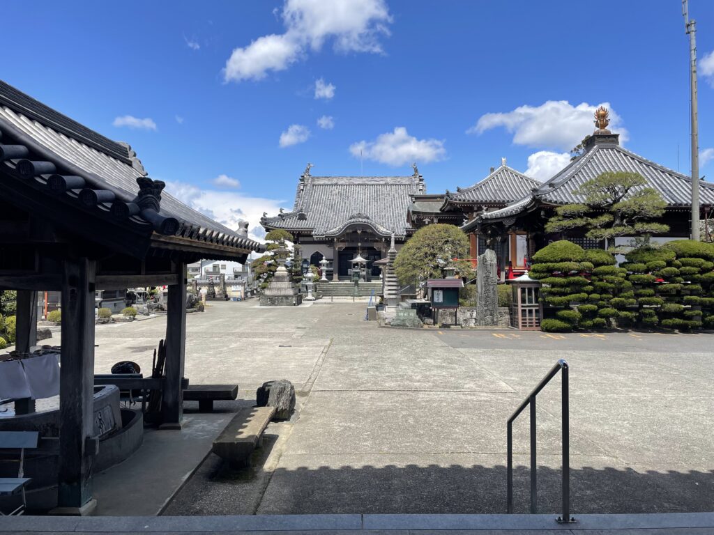 フラットな境内