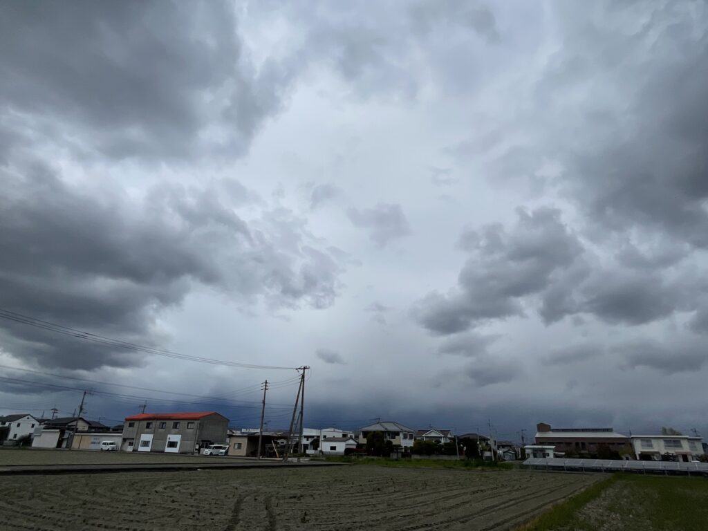 黒雲が立ち込めてきた