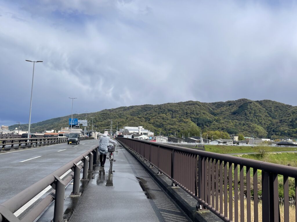 橋の正面に眉山が近づいてくる