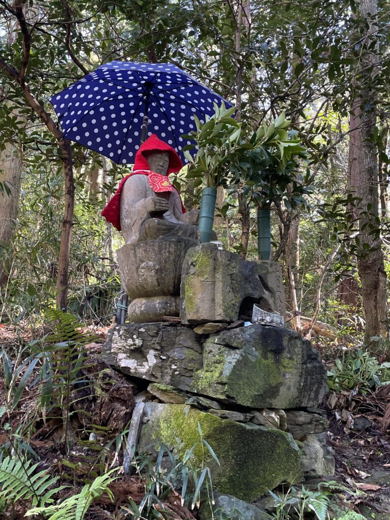 傘を差したお地蔵さま